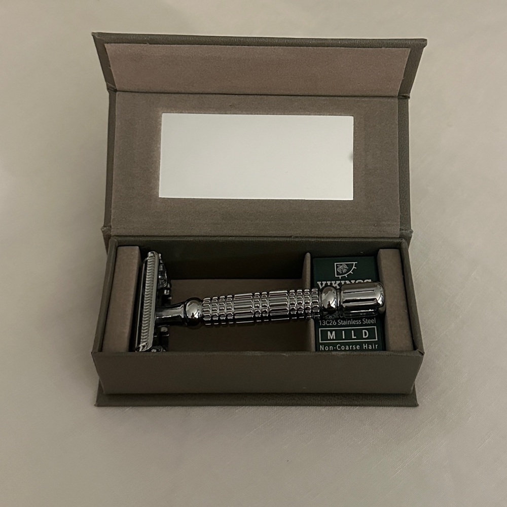 VIKINGS BLADE Double Edge Safety Razor + 20 Swedish Steel Blades + Luxury Case